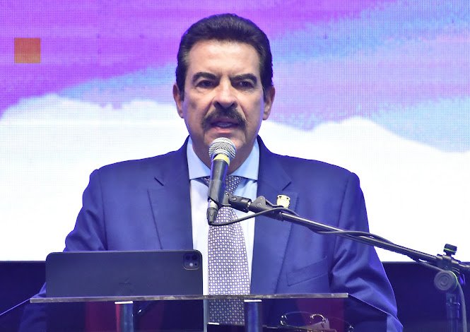 Reyes Villa pide licencia como alcalde para postularse a presidencia