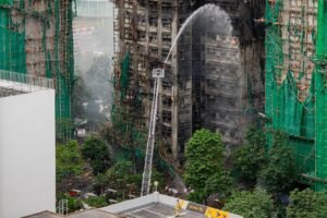 Incendio en Hong Kong deja 55 muertos y 279 desaparecidos