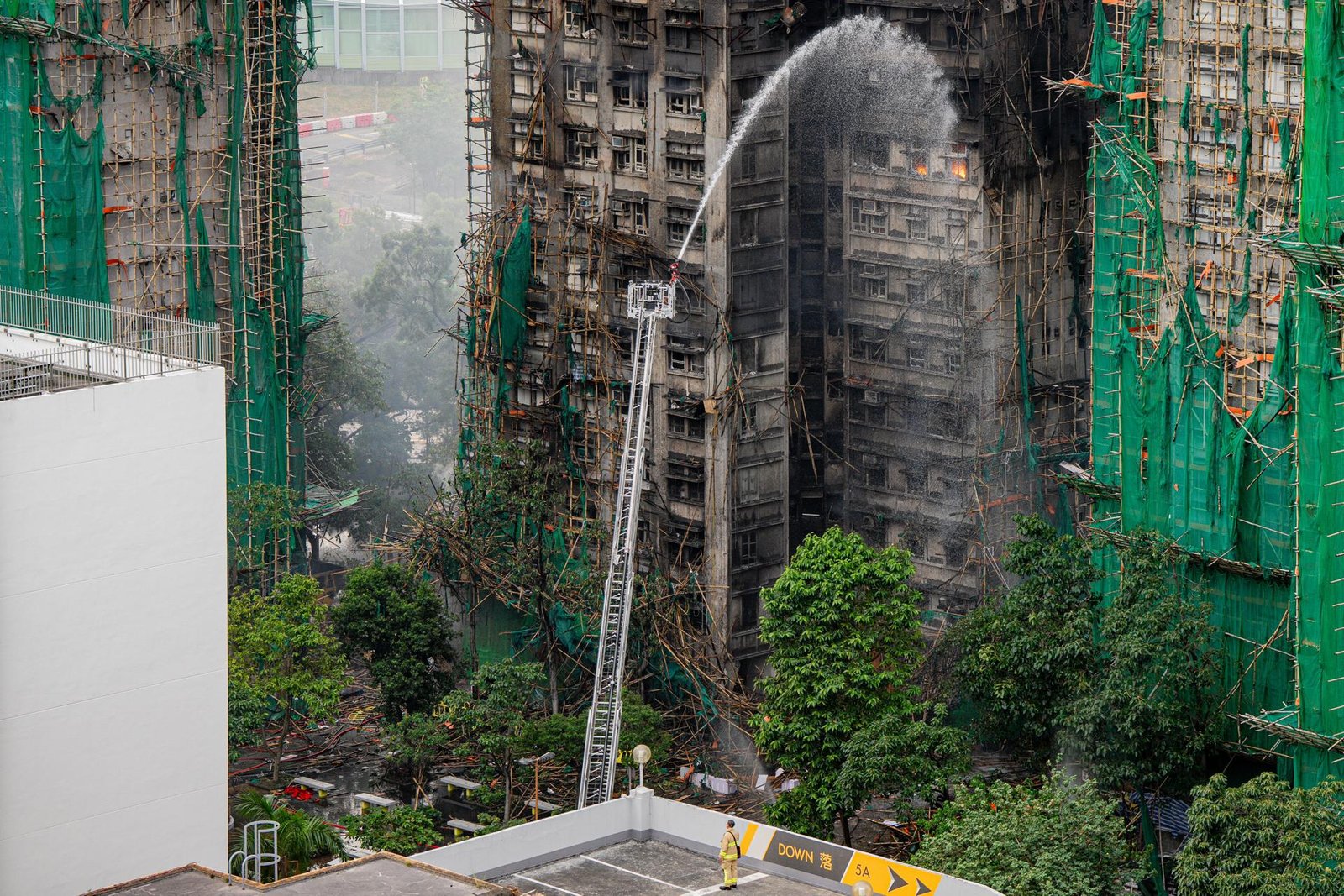Incendio en Hong Kong deja 55 muertos y 279 desaparecidos